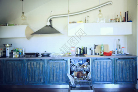 厨房的露天洗碗机里面的盘子厨房生活方式观图片