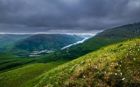 苏格兰夏季高地风景在一天的阴云笼罩下图片