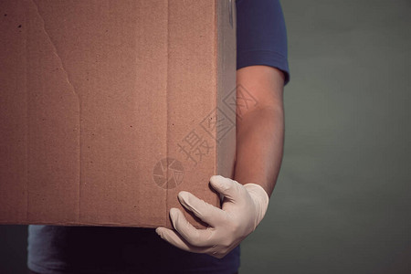 医疗手套的手给纸箱接受安全邮件货物在或冠状检图片