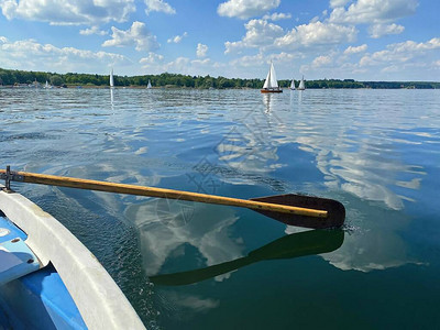 划船在蓝天的美丽湖上图片