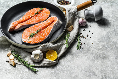 烤锅里的生鲑鱼牛排健康的海鲜海鲜灰色背景顶层视图片