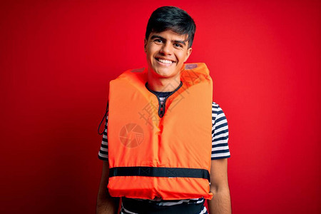 英俊的年轻人穿着橙色安全救生衣图片