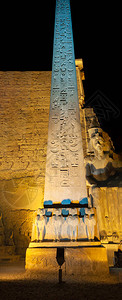 在卢克索寺庙的高的古代埃及方尖碑夜里点亮了图片