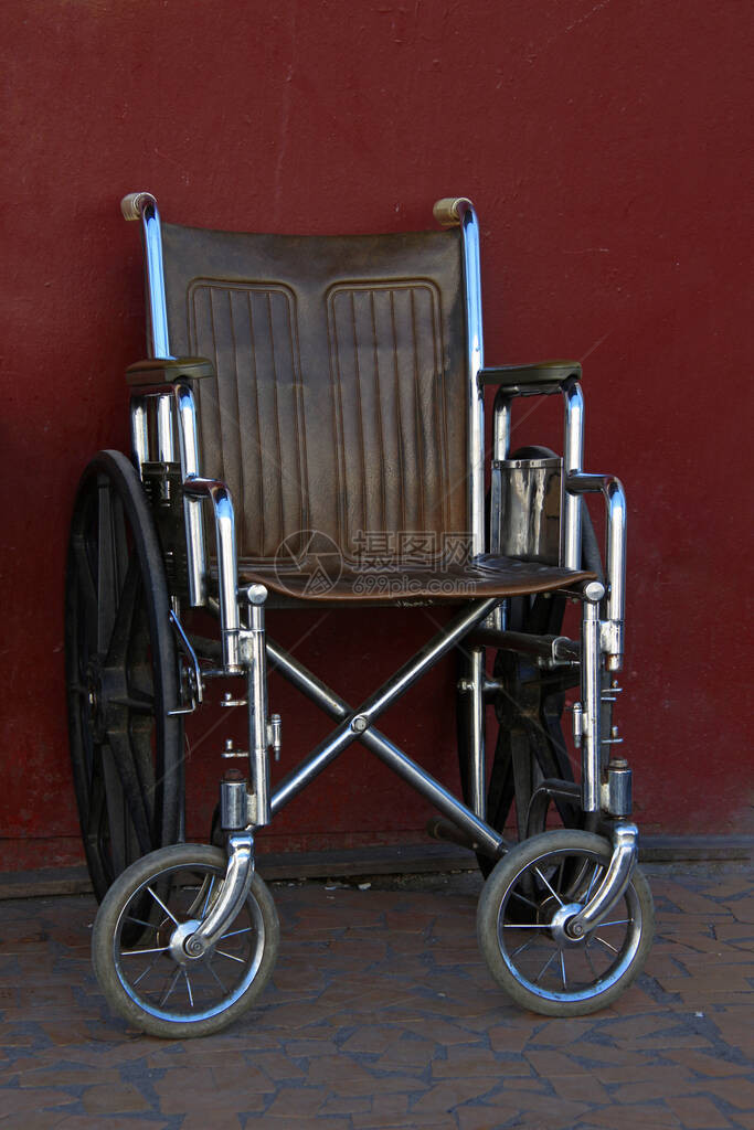 装着皮椅的轮椅折叠式轮椅有大黑后图片