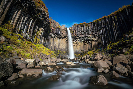 冰岛的斯瓦尔蒂弗斯由黑色六角形岩熔柱环高清图片
