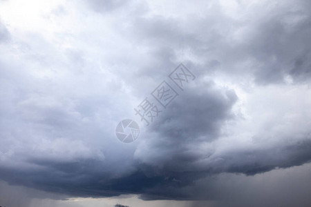 美丽的暴风雨前低空背景图片