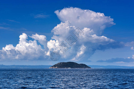 与大海岛和美丽的云彩在蓝天的风景Kelifos岛图片