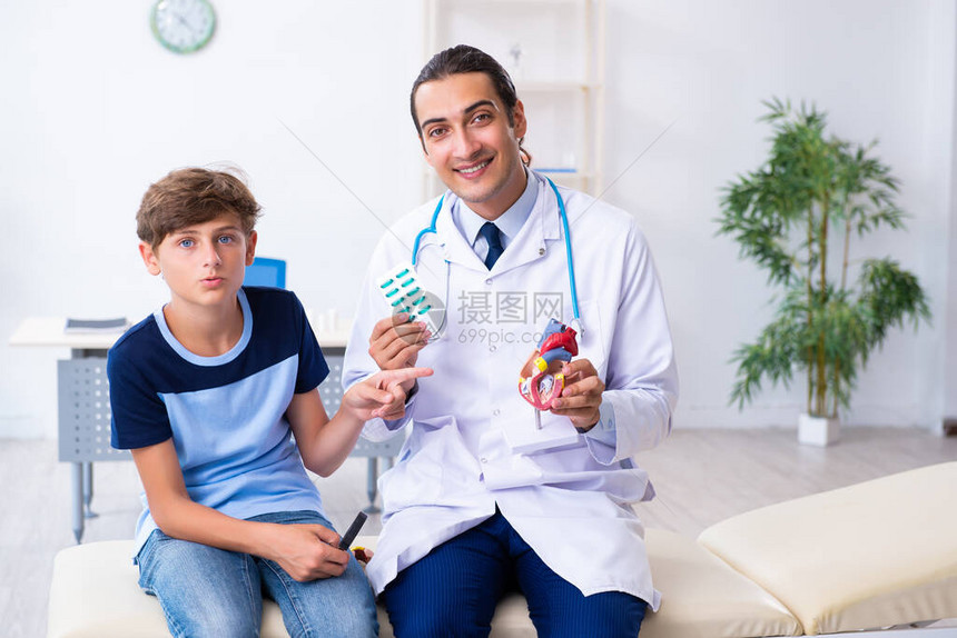 年轻男医生在诊所中检图片
