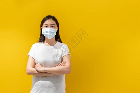 以保护流感和黄色背景的受感染女肖像中出现不适的流感Covid19图片