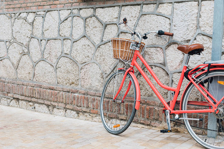 红色城市自行车图片