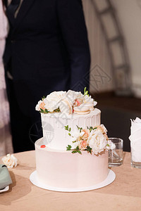 美丽的蛋糕有红心面包圈和玫瑰图片