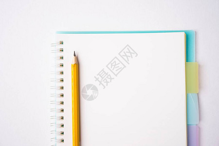 白桌上的空白笔记本和图片