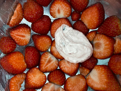 草莓慕斯蛋糕用草莓和鲜奶油图片
