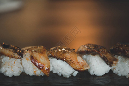 日本餐厅的鹅肝寿司选择焦点这是法国和日本之图片