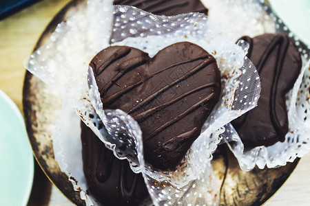 黑色巧克力装饰的烤巧克力图片