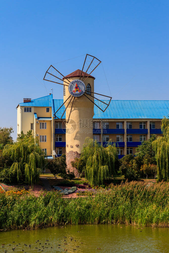 乌克兰Khorol河岸健康度假胜地Myrhorod的风车健康之风车图片