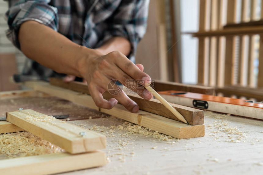 木匠在车间从事木工艺生产建筑材料或木制家具年轻的亚洲木匠使用专业工具进行制作DIY制造商和图片