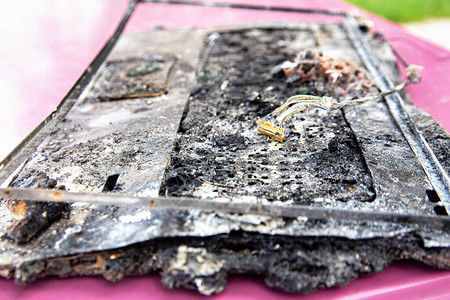 电脑火被热火烧毁的损坏的笔记本电脑被毁的笔记本图片