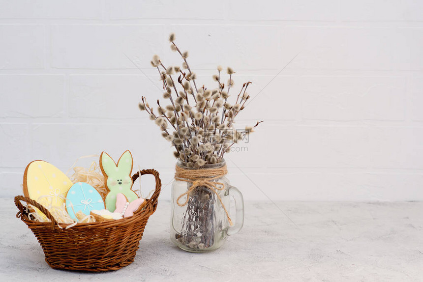复活节贺卡与姜饼和鸡蛋在柳树枝的花瓶里蛋形饼干复活节快乐的概念最低限度的装图片