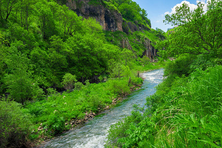 亚美尼亚山脉中目前有山水的河流绿背景图片