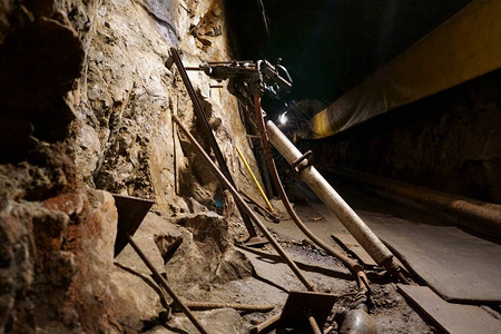 空气千斤顶锤靠在落基山脉深处的矿井上图片