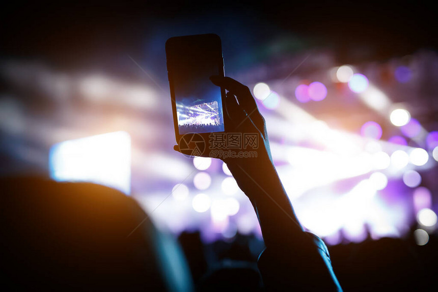 用智能手机记录现场音乐节现场音乐会图片