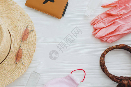 粉红面罩手套防毒和消毒剂护照太阳眼镜白底的刺帽2020年安全图片