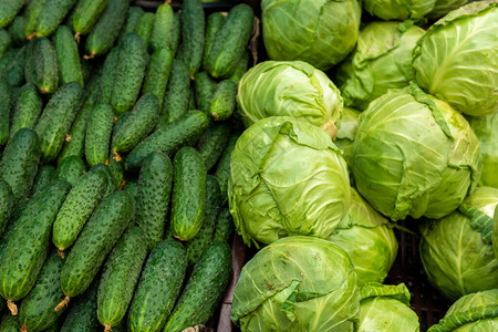 绿和卷心菜在市场窗口里切开蔬菜2021年检疫后架子高清图片素材
