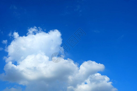 白云与蓝天背景图片