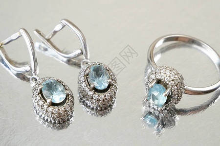 首饰套装有银底的戒指和耳环当铺概念背景图片