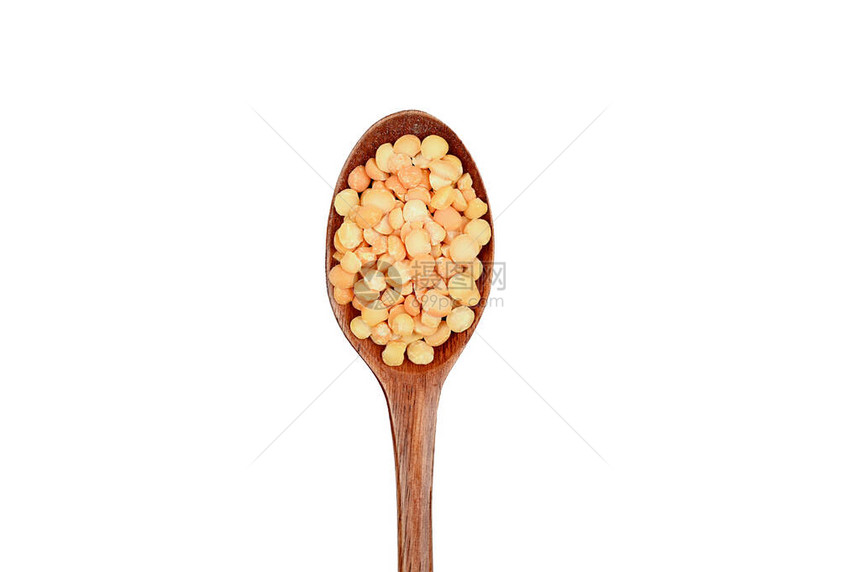 孤立背景中的木勺和豌豆高品质照片图片