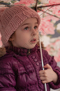 外面雨伞下的小女孩图片