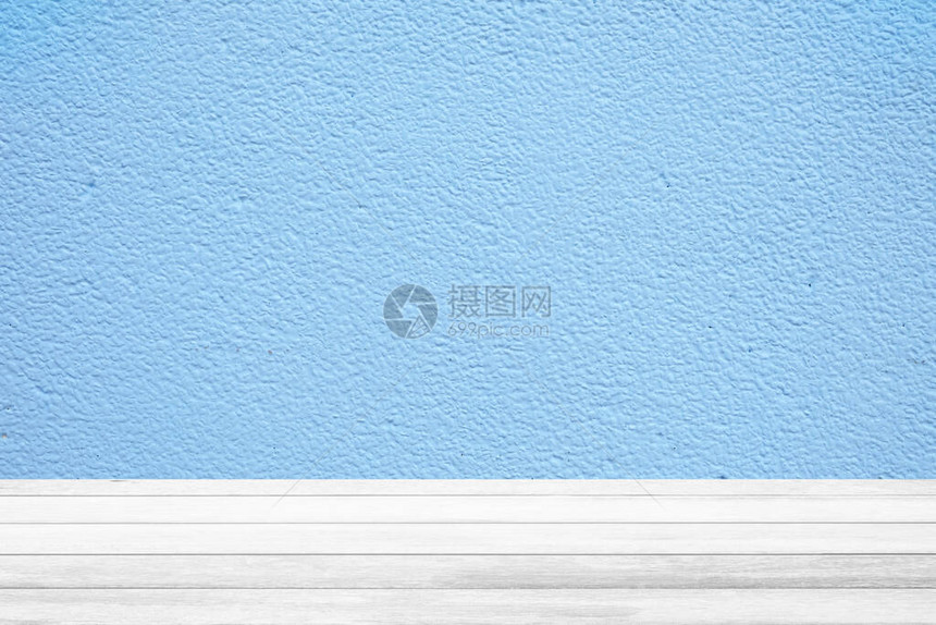 白木桌有蓝水泥墙纹理背景适合产图片
