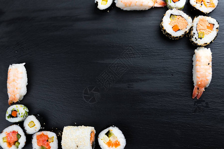 黑厨房板块上的日本寿司图片