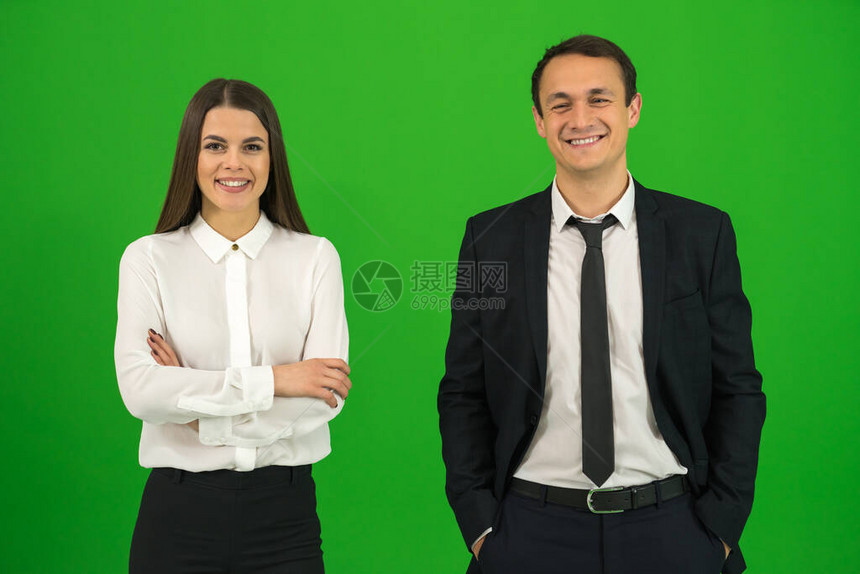 幸福的男人和女人站在绿色的背景上图片