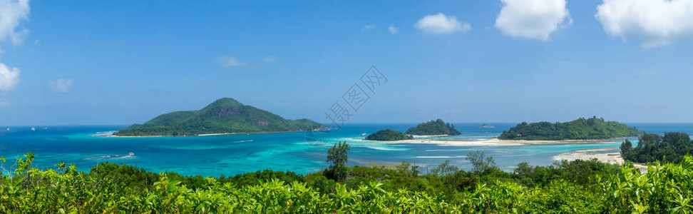 美丽的热带海景全与水晶般清澈的海水绿松石色沙蓝天图片