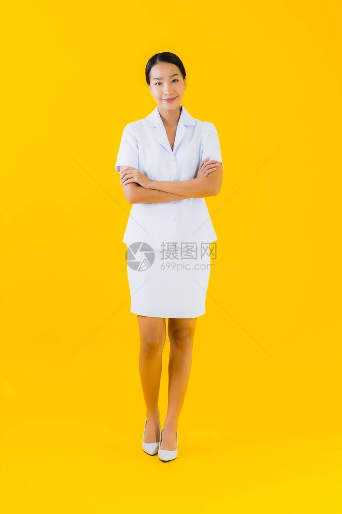 肖像美丽的年轻亚洲女泰国护士微笑着为黄色孤立背景的诊所或医院病图片