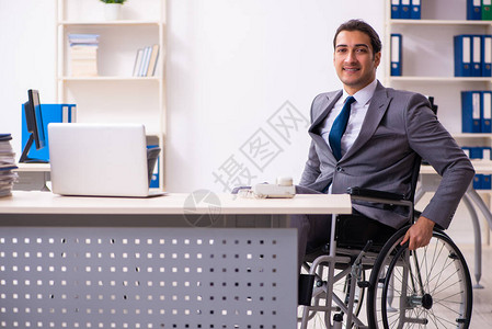 办公环境中的残疾员工图片