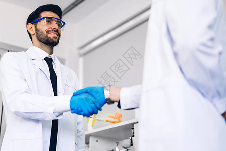 专业的两位科学家在实验室与他的合作伙伴成图片