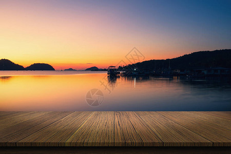 在背景海的木板条在日落期间背景图片