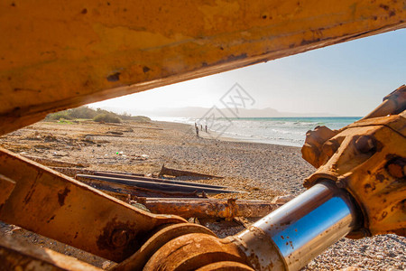 位于塞浦路斯岛阿尔加卡海滨的挖掘机图片