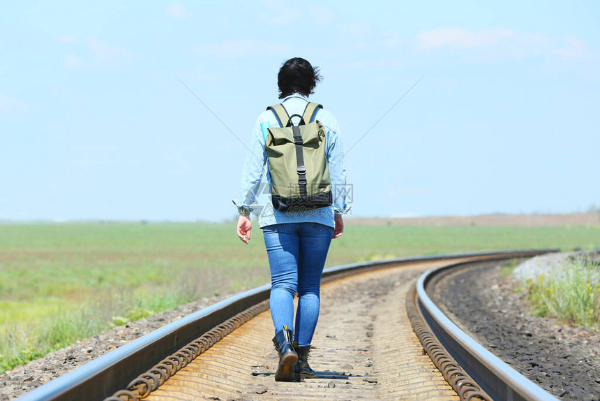 携带背包沿铁路行图片