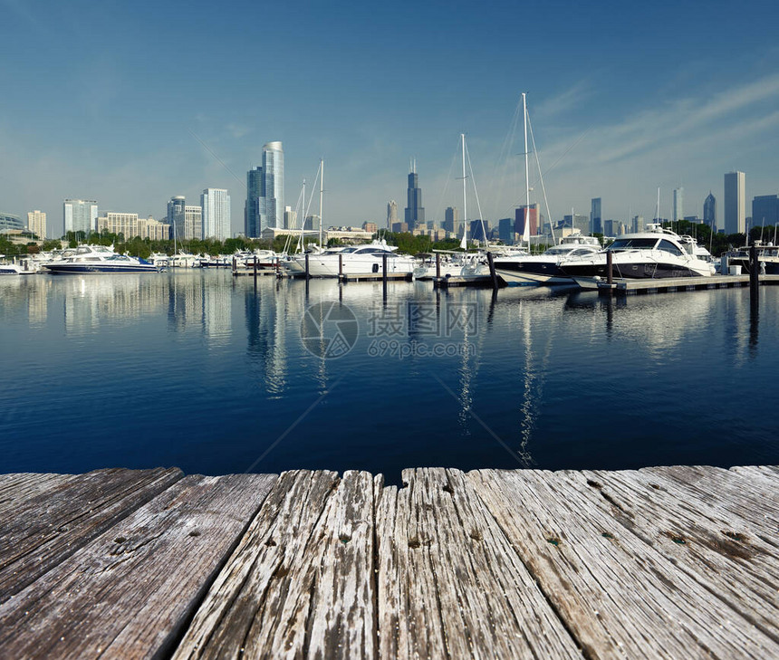 清晨芝加哥天际与城市码头在前面图片