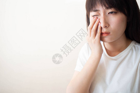 亚洲女人眼睛疼痛图片