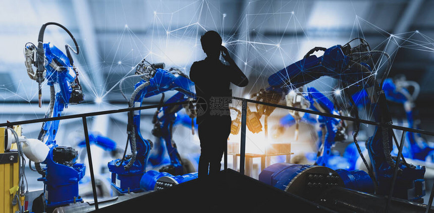 工厂业程师在智能工厂业中使用自动化机器人手臂机器进行实时监控系统软件控制领域的数图片