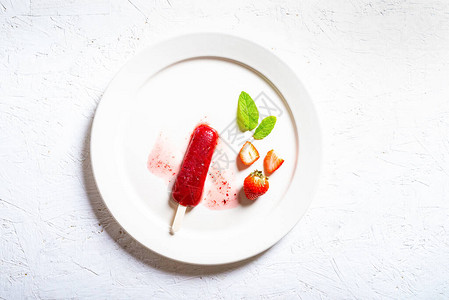 浅色背景中美味的草莓冰棒图片