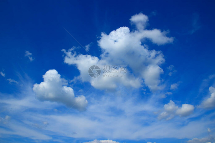 柔软背景有明亮的蓝色天空图片