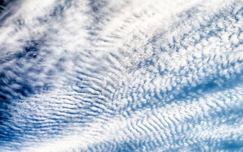 蓝色天空有条形云纹理具有复制空间图片