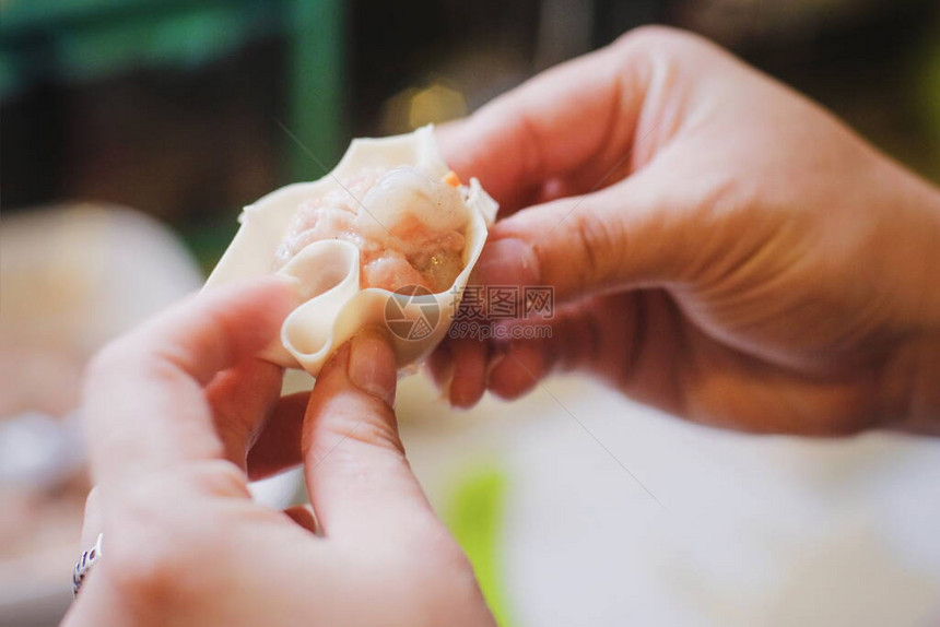 手工制作的传统中餐饺子的特写和选择焦点图片