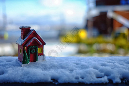 放上白雪的微型圣诞屋图片